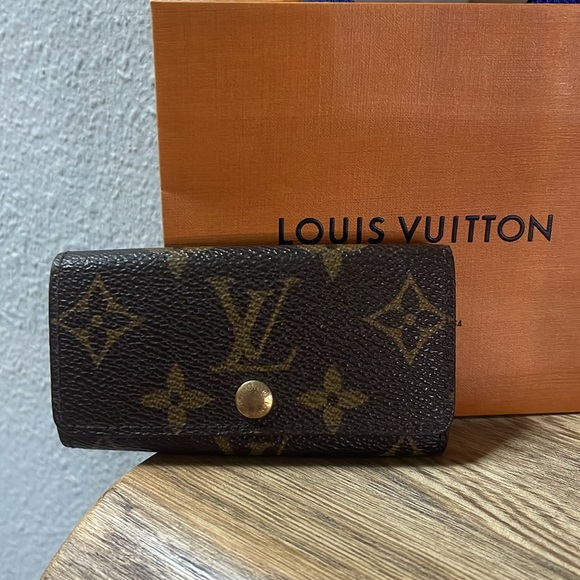 Authentic Louis Vuitton Monogram 4 Ring Key Case - Picture 16 of 16